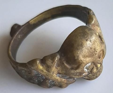 WW2 GERMAN NAZI - FROM A GROUND DUG GUY COLLECTION - WAFFEN SS TOTENKOPF RELIC FOUND RING WITH SKULL WW2 GERMAN NAZI - FROM A GROUND DUG GUY COLLECTION - WAFFEN SS TOTENKOPF RELIC FOUND RING WITH SKULL