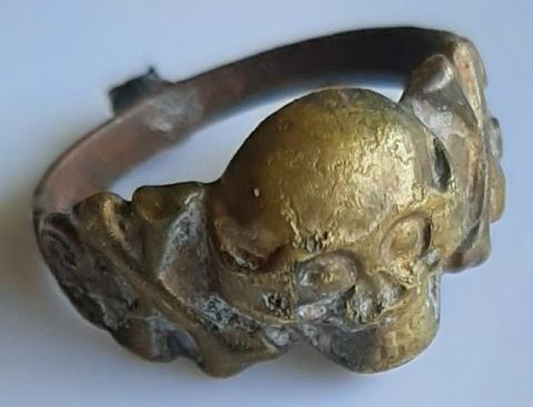 WW2 GERMAN NAZI - FROM A GROUND DUG GUY COLLECTION - WAFFEN SS TOTENKOPF RELIC FOUND RING WITH SKULL