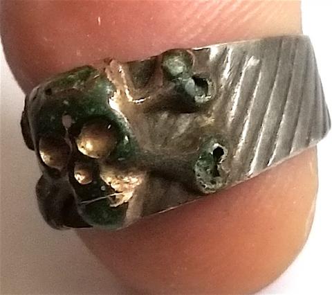 WW2 GERMAN NAZI - FROM A GROUND DUG GUY COLLECTION - WAFFEN SS TOTENKOPF RELIC FOUND SILVER 800 ( MARKED ) RING WITH SKULL WW2 GERMAN NAZI - FROM A GROUND DUG GUY COLLECTION - WAFFEN SS TOTENKOPF RELIC FOUND SILVER 800 ( MARKED ) RING WITH SKULL