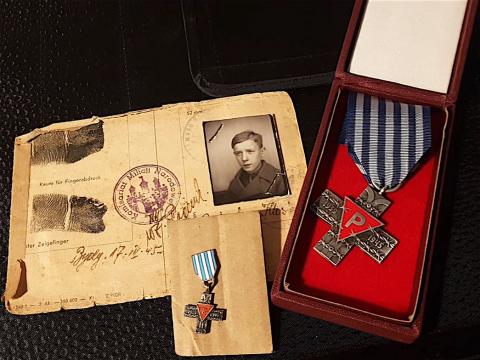 WW2 GERMAN NAZI HOLOCAUST CONCENTRATION CAMP AUSCHWITZ MEDAL + ID WITH PHOTO OF A SURVIVOR SHOAH JEW