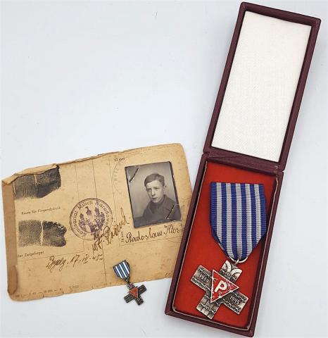 WW2 GERMAN NAZI HOLOCAUST CONCENTRATION CAMP AUSCHWITZ MEDAL + ID WITH PHOTO OF A SURVIVOR SHOAH JEW