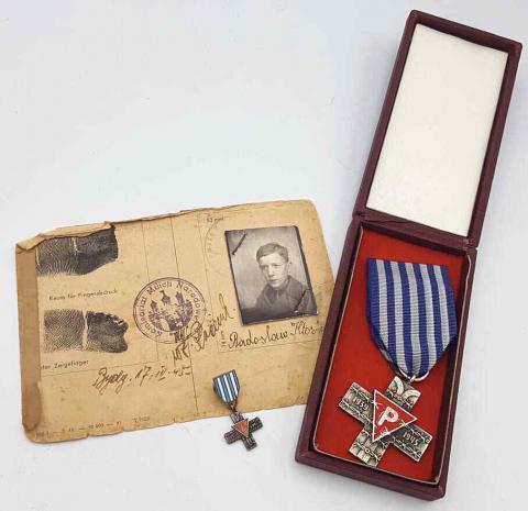 WW2 GERMAN nazi HOLOCAUST CONCENTRATION CAMP AUSCHWITZ MEDAL + MINIATURE MEDAL + ID WITH PHOTO OF THE INMATE SURVIVOR SHOAH JEW