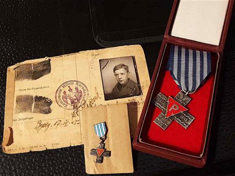WW2 GERMAN nazi HOLOCAUST CONCENTRATION CAMP AUSCHWITZ MEDAL + MINIATURE MEDAL + ID WITH PHOTO OF THE INMATE SURVIVOR SHOAH JEW