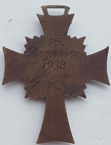 WW2 GERMAN NAZI MOTHER CROSS IN BRONZE MEDAL AWARD WITH SWASTIKA