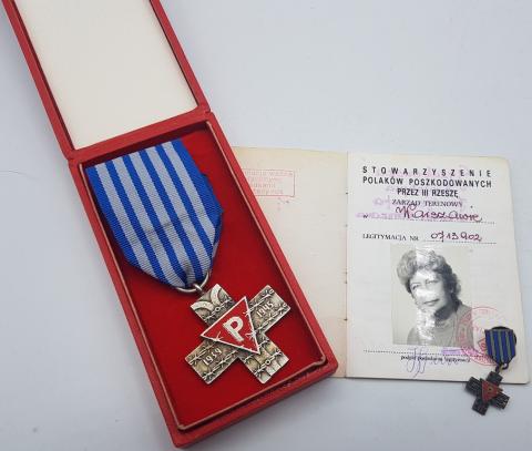 WW2 GERMAN NAZI NICE GROUPING OF A WOMAN WHO SURVIVED CONCENTRATION CAMP AUSCHWITZ HOLOCAUST - CASED MEDAL + MINIATURE + ID WITH PHOTO