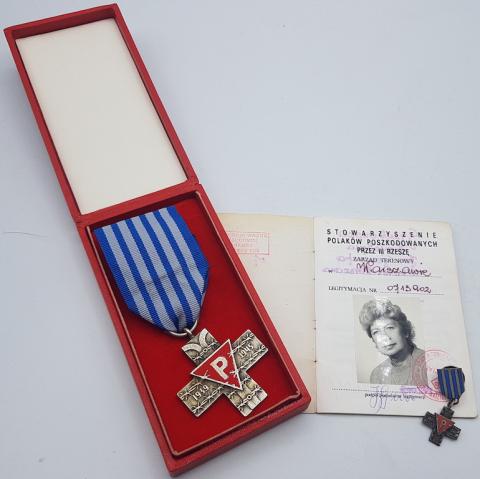 WW2 GERMAN NAZI NICE GROUPING OF A WOMAN WHO SURVIVED CONCENTRATION CAMP AUSCHWITZ HOLOCAUST - CASED MEDAL + MINIATURE + ID WITH PHOTO