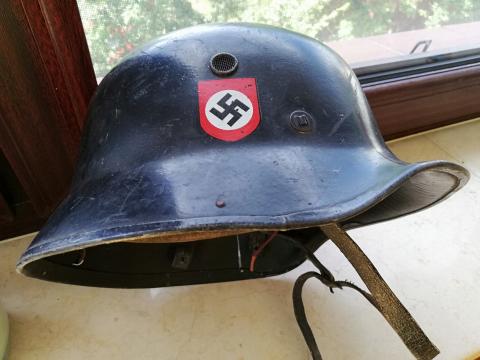 WW2 GERMAN NAZI RARE M18 TRANSITIONAL DOUBLE DECALS POLIZEI HELMET WITH INITIALS AND MAKER MARKED (BERLIN)