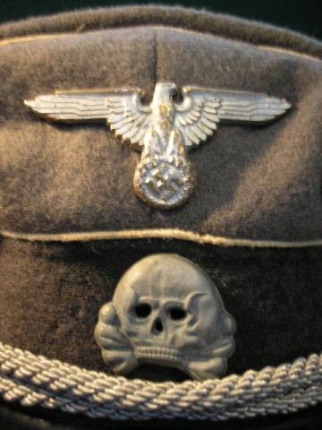 WW2 GERMAN NAZI ***REPLIKA*** OF AN EARLY WAFFEN SS TOTENKOPF CRUSHER VISOR CAP FOR OFFICER SIZE 57 WITH ORIGINAL SKULL AND EAGLE INSIGNIA HEADGEAR