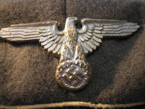 WW2 GERMAN NAZI ***REPLIKA*** OF AN EARLY WAFFEN SS TOTENKOPF CRUSHER VISOR CAP FOR OFFICER SIZE 57 WITH ORIGINAL SKULL AND EAGLE INSIGNIA HEADGEAR