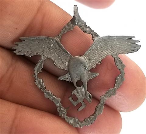 WW2 GERMAN NAZI ***REPLIKA*** LUFTWAFFE PENDANT WITH THIRD REICH EAGLE AND SWASTIKA PILOT FLAK