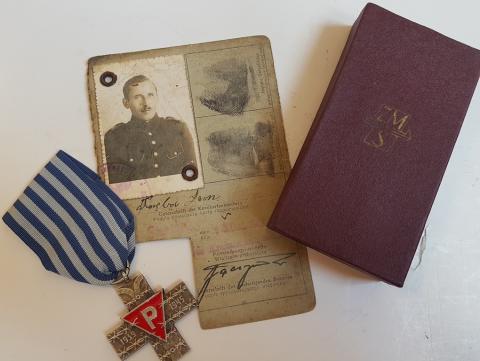 WW2 GERMAN NAZI UNIQUE HOLOCAUST CONCENTRATION CAMP AUSCHWITZ BIRKENAU INMATE SURVIVOR ID + COMMEMORATIVE POLISH MEDAL AWARD IN CASE