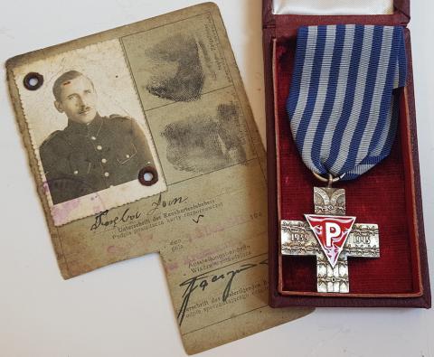 WW2 GERMAN NAZI UNIQUE HOLOCAUST CONCENTRATION CAMP AUSCHWITZ BIRKENAU INMATE SURVIVOR ID + COMMEMORATIVE POLISH MEDAL AWARD IN CASE