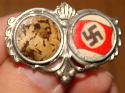 WW2 GERMAN NAZI NSDAP ADOLF HITLER PARTISAN PHOTO SWASTIKA FLAG PIN BADGE