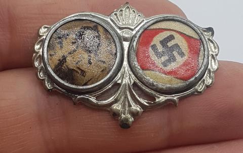 WW2 GERMAN NAZI UNIQUE NSDAP ADOLF HITLER PARTISAN HITLER PHOTO & SWASTIKA FLAG PIN BADGE