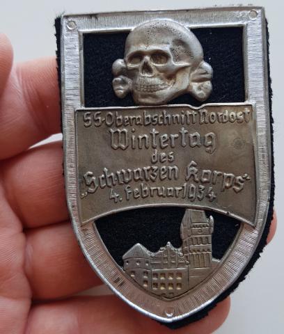 WW2 GERMAN NAZI WAFFEN SS TOTENKOPF COMMEMORATIVE PLATE " ss oberabschnitt nordost wintertag des schwarzen korps " FEBRUARY 1934 GESCH MAKER MARKED ON THE BACK