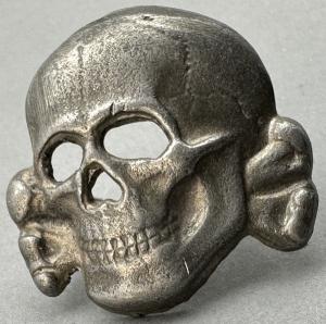 Waffen SS Totenkopf metal skull insigna visor cap M1/52 RZM original