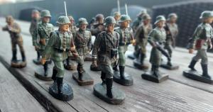lot of 17 wehrmacht soldiers figurines Elastolin Lineol Hausser Tipcco wartime toy toys Germany 1930s