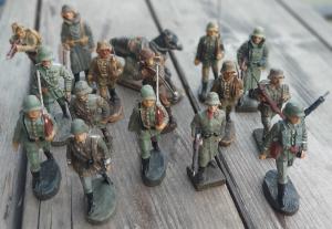 lot of 17 wehrmacht soldiers figurines Elastolin Lineol Hausser Tipcco wartime toy toys Germany 1930s