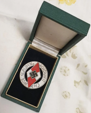 WW2 German Nazi Hitler Youth HJ pin badge original case swastika jeunesse hitlerienne medaille