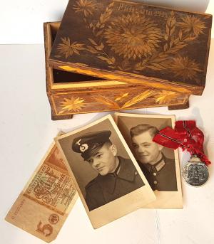WW2 GERMAN NAZI UNIQUE LOT OF PERSONAL BELONGINGS FROM A GERMAN SOLDIER WHO FOUGHT IN THE OST EASTERN SOVIETS BATTLE - WOODEN ENGRAVED BOX + EASTERN FRONT MEDAL AWARD + 2 PHOTOS + MONEY