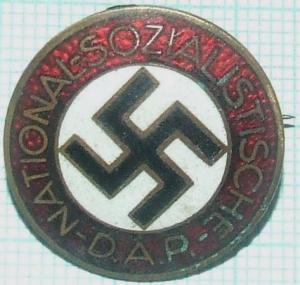 NSDAP MEMBERSHIP ENAMEL PIN BY RZM M1/172 ADOLF HITLER POLITICAL BADGE THIRD REICH