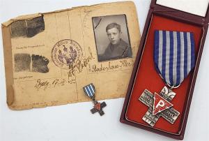 WW2 GERMAN NAZI HOLOCAUST CONCENTRATION CAMP AUSCHWITZ MEDAL + ID WITH PHOTO OF A SURVIVOR SHOAH JEW