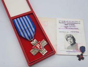 WW2 GERMAN NAZI NICE GROUPING OF A WOMAN WHO SURVIVED CONCENTRATION CAMP AUSCHWITZ HOLOCAUST - CASED MEDAL + MINIATURE + ID WITH PHOTO
